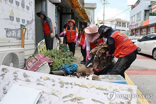광주 광산구 수해 복구 분주 (광주=연합뉴스) 기록적인 폭우가 그친 20일 광주 광산구 동곡동에서 자원봉사자들이 수해 복구에 힘을 보태고 있다. 2025.7.20 [광주 광산구 제공. 재판매 및 DB 금지]