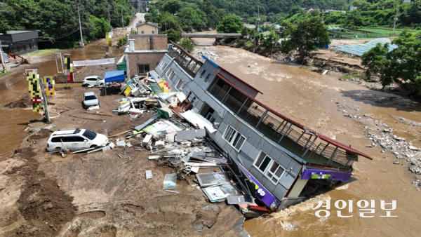 20일 새벽에 내린 집중호우로 산사태가 발생한 가평군 조종면 청군로의 한 건물이 무너져 있다. 2025.7.20 /최은성기자 ces7198@kyeongin.com