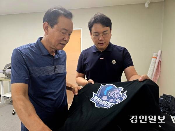 유인재 대표(왼쪽)가 제품의 염색 상태를 꼼꼼히 살펴보고 있다. 2025.7.8 /최재훈기자 cjh@kyeongin.com