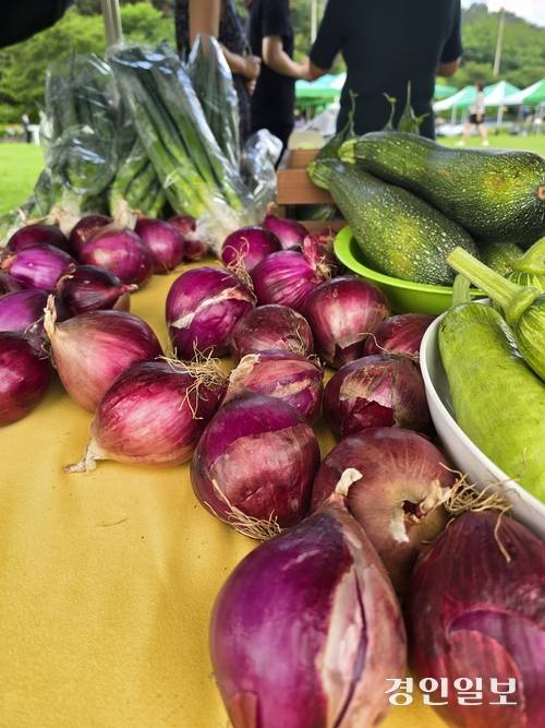 시흥시 연꽃테마파크 농부장터에 판매되는 농산물 2025.7.5 시흥/김성주기자 ksj@kyeongin.com