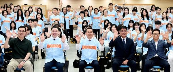 유정복 인천시장이 21일 시청 대회의실에서 열린 ‘APEC 인천회의 자원봉사자 발대식’에서 자원봉사자들과 기념촬영을 하고 있다. 2025.7.21 /인천시 제공