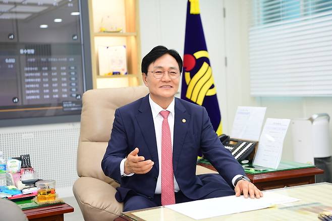 ▲ 박용철 강화군수가 민선8기 3주년을 맞아 인터뷰를 진행하며 지역 주요 현안을 설명하고 있다./사진제공=강화군
