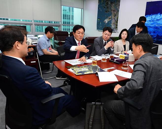 ▲ 박용철 강화군수가 국회를 방문해 '국립강화고려박물관' 건립 필요성을 설명하고 있다.&nbsp;/사진제공=강화군