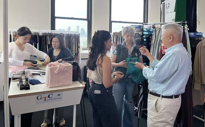 ▲&nbsp;지난&nbsp;14일부터&nbsp;18일까지 미국 뉴욕 트리베카에서 열린&nbsp;'2025&nbsp;추계&nbsp;PVNY+수출로드쇼' 양주시관에서 경기도 기업들이 해외 바이어들과 만나고 있다./사진제공=경기도경제과학진흥원