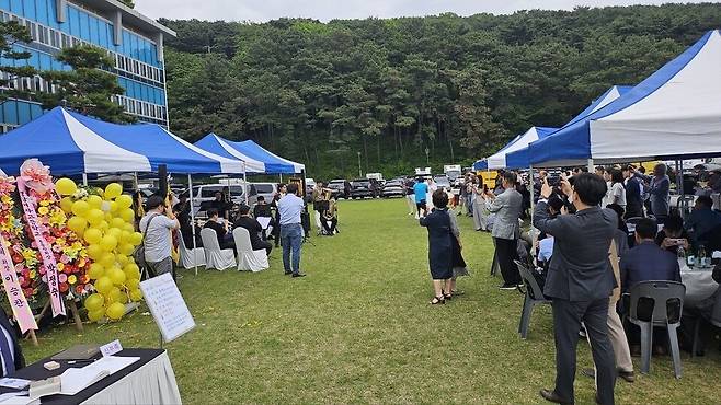 ▲&nbsp;지난해 경기도가 운영한 옛 도청사 앞 잔디마당 공공예식장. 단 1개를 운영하던 경기도의 공공예식장은 이마저도 중단됐다. /제공=경기도