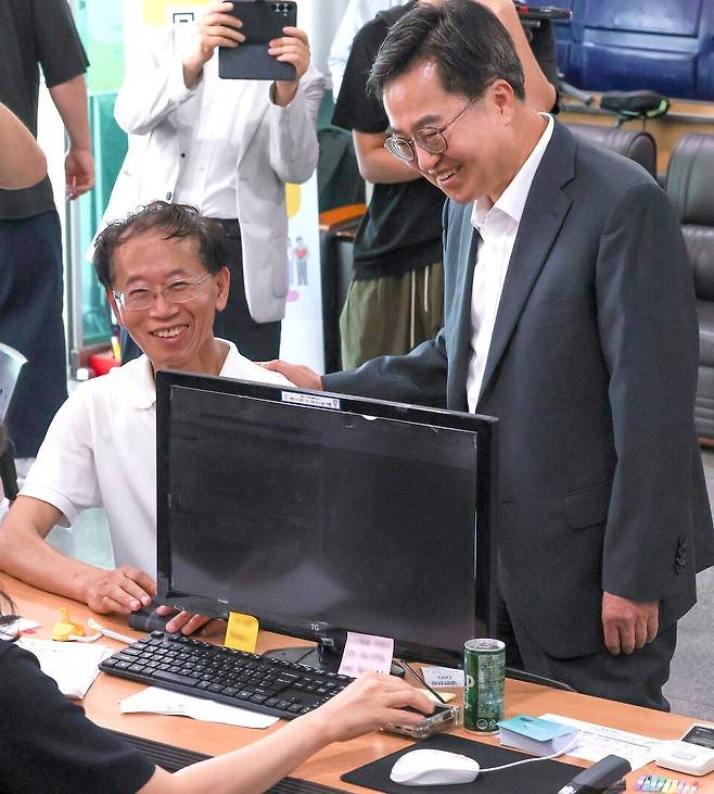 ▲&nbsp;김동연 지사가 21일 오후 수원시 영통구 원천동 행정복지센터를 찾아 민생회복 소비쿠폰 신청·발급 절차 점검을 하고 있다./전광현 기자 maggie@incheonilbo.com