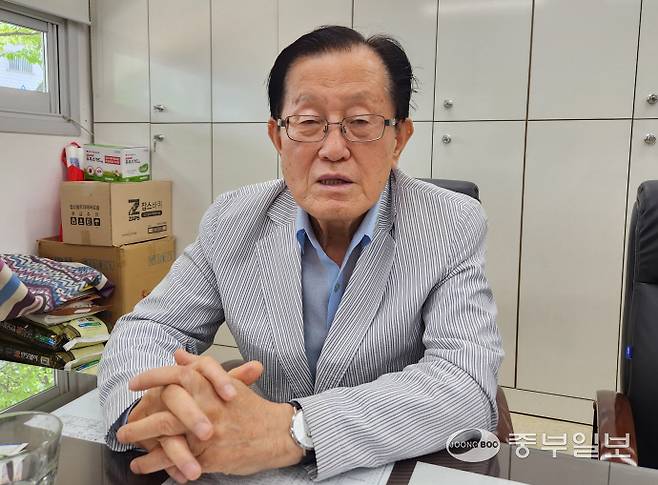 김성보 대한노인회 동두천시지회장이 중부일보와의 인터뷰를 통해 앞으로 지회가 나아갈 방향에 대해 설명하고 있다. 사진=이석중기자