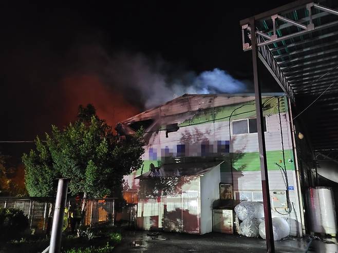 광주시 초월읍의 한 침대 제작 공장에서 불이 나 공장 내·외부가 소실되고 외국인 근로자 6명이 대피했다.