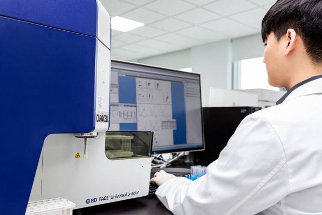 CAR-T 치료제 연구 개발 모습. 큐로셀 제공