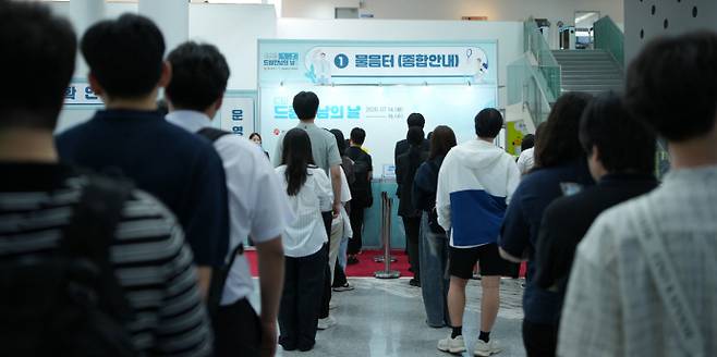 광주광역시가 2017년 전국 최초로 도입한 '광주청년 일경험드림' 사업이 최근 경력직 선호 현상이 두드러지는 채용시장 트렌드 속에서 청년들로부터 큰 호응을 얻고 있다. 사진은 최근 드림만남의 날에 참여하기 위해 대기하고 있는 모습. /광주시 제공