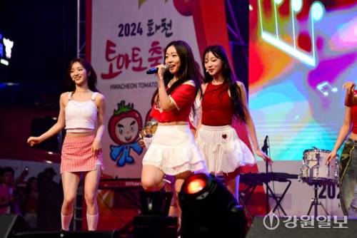 ◇화천토마토축제가 오는 8월1~3일 사내면 문화마을 일대에서 열린다. 지난해 토마토축제에서 진행된 ‘승리부대 장병의 밤’공연 무대.