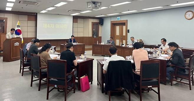 울산예총은 지난 18일 이사회를 열고, 정관 제12조 5항 '허위 사실을 유포하거나 회원단체 간 갈등을 조장한 경우'를 근거로 울산무용협회에 대해 자격정지 2년이라는 중징계를 의결했다.