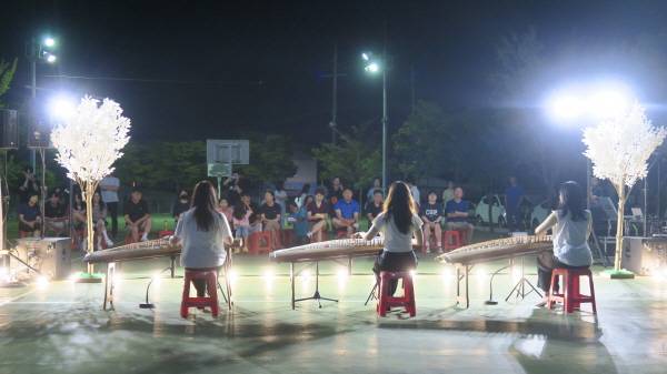 사천종합운동장에서 힐링버스킹 공연을 하고 있다.