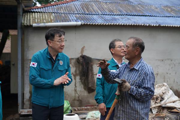 하승철 하동군수가 집중호우 피해지역을 방문 점검하고 있다. / 하동군