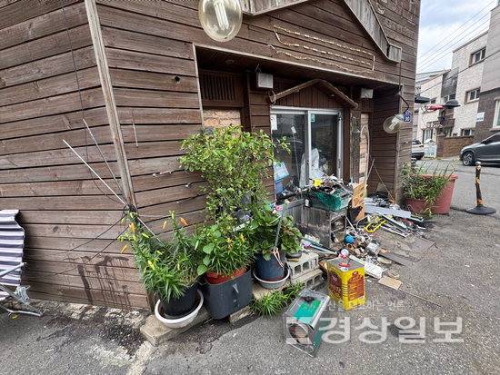 ▲ 18일 울산 동구 방어동의 한 빈 건물 입구에 화분과 폐자재 등이 쏟아져 나와있다.