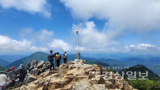 ▲ 가지산 정상에서 바라본 모습.