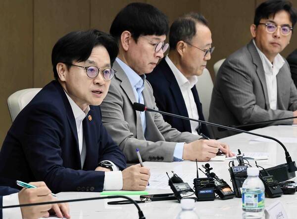 김정관 산업통상자원부 장관(왼쪽 첫번째)이 21 서울 중구 대한상공회의소에서 '대미(對美) 통상 긴급점검회의'를 주재하고 있다./산업통상자원부