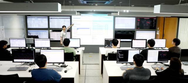 영남이공대 사이버보안과 전두용 학과장이 사이버보안 전공 수업을 진행하고 있다. 영남이공대 제공