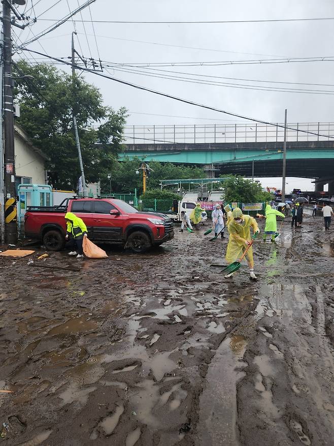 지난 17일 오후 갑작스러운 폭우로 대구 북구 노곡동 일대가 침수돼 북구청 공무원 100여 명이 투입돼 복구 작업에 나섰다. /대구 북구청 제공
