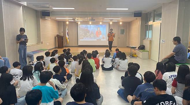 경북소방본부가 여름방학을 앞두고 도내 노후 아파트 밀집 지역 인근 초등학교 저학년을 대상으로 소방안전교육을 진행하고 있다./경북소방본부 제공