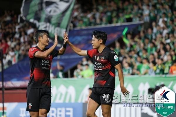 Hong Yun -sang (right) is delighted with Kim Dong -jin after the first goal in Jeonbuk Hyundaijeon on the 19th. Photo = Korean Professional Football Federation Provided