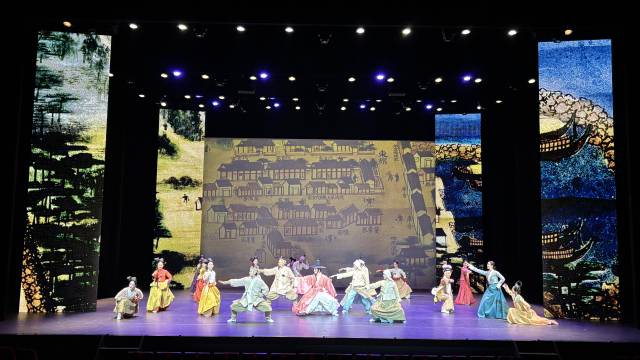 지난 19~20일 일본 요코하마 KAAT가나가와예술극장 홀에서 선보인 국립부산국악원의 무용극 '춤, 조선통신사 유마도를 그리다’ 공연 모습. 국립부산국악원 제공