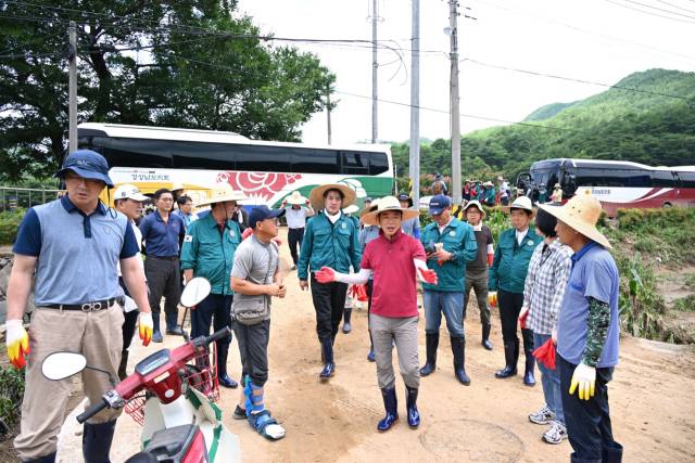 경남도의원들이 21일 경남 합천군 가회면을 찾아 피해 현황을 듣고 있다. 경남도의회 제공