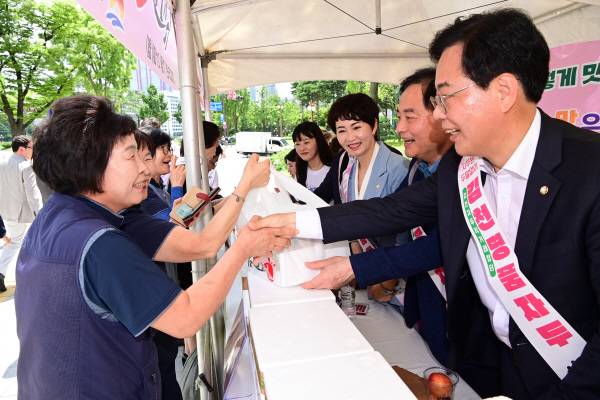 21일 서울 국회 소통관 앞마당에서 열린 김천 자두 판촉·홍보 행사에서 송언석 국민의힘 원내대표(오른쪽 첫번째부터), 배낙호 김천시장 등이 수도권 소비자에게 홍보하고 있다. 김천시