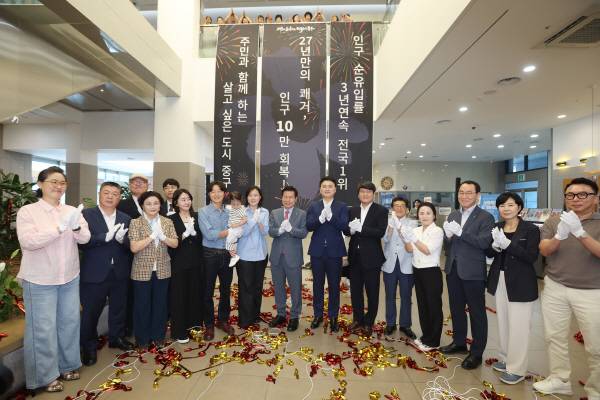 대구 중구청과 중구의회가 인구 10만 명 달성을 기념해 현수막 게첨 행사를 진행하고 있다. 중구청 제공