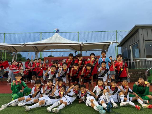 경남FC U12 선수단이 지난 17일 2025 GROUND.N K리그 U12, U11 챔피언십 마지막 경기인 FC서울 U12와의 맞대결에서 승리한 뒤 기념사진을 찍고 있다./경남FC/