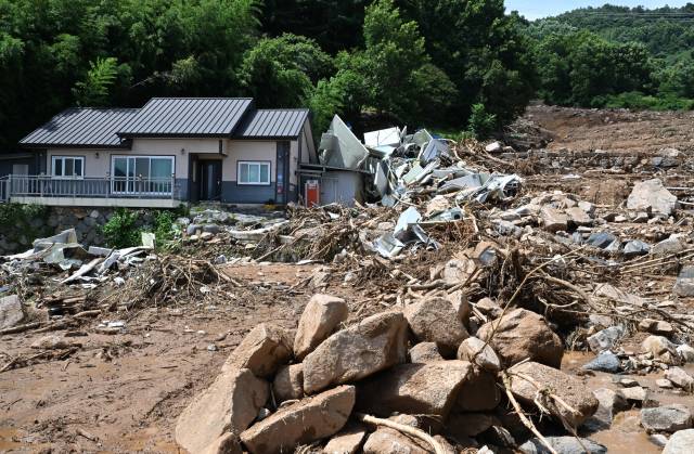 20일 산청군 산청읍 부리마을에 산에서 내려온 바위와 나무들이 어지럽게 널려져 있다./성승건 기자/
