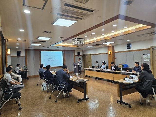 경산시가 고위험 사업장 위험성 평가, 청사 등 안전 표준안 마련을 위한 '2025 경산시 사업장 위험성 평가 용역' 최종보고회를 하고 있다. 경산시 제공