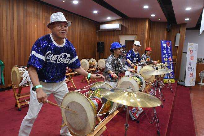 달성 신명모리 화원마실 회원들이 퓨전 장구난타를 공연하고 있다. 달성문화재단은 2019년 대구 기초문화재단 중 최초로 생활문화 동호회 지원사업을 시작했다.