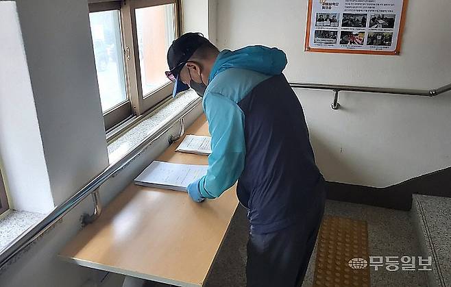 21일 오전 광주 광산구 우산동 행정복지센터, 2층 계단에 신청서를 비치해 둬, 어르신들이 미리 서류를 작성할 수 있었다.