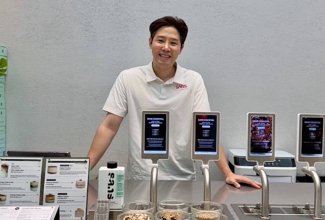 대체커피 브랜드 산스를 운영하는 김경훈 웨이크 대표가 16일 서울 종로구 익선동 산스 매장에서 포즈를 취하고 있다. / 사진=신세계인터내셔날