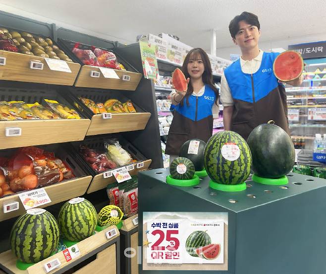 편의점 GS25에서 GS리테일 직원들이 수박을 소개하고 있다. (사진=GS리테일)