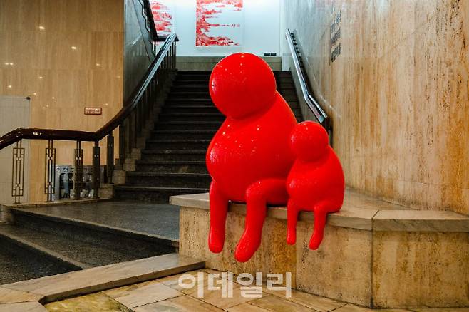 세종문화회관 대극장 로비에서 전시하는 변경수 작가의 ‘달콤한 뚱땡이’. (사진=세종문화회관)