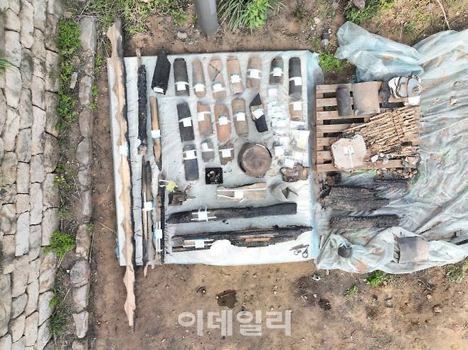 지난 3월 발생한 경북 지역 산불로 전소된 청송 사남고택 수습부재. (사진=국가유산청)