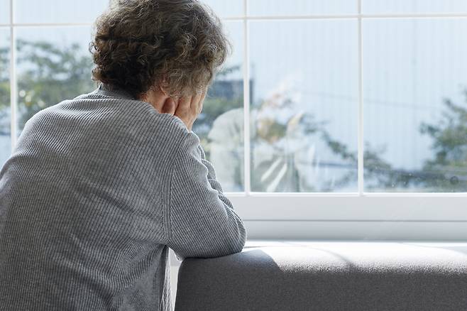 청력 손실과 외로움이 인지기능 저하에 미치는 영향이 기존에 알려진 것보다 훨씬 더 크다는 결과가 나왔다. [사진=게티이미지뱅크]