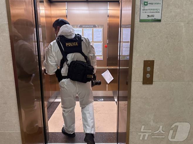 21일 총기 사고가 발생한 인천 연수구 한 아파트 단지에 수사관이 엘리베이터를 타고 들어가고 있다. 2025.7.21/뉴스1 ⓒ News1 박소영 기자