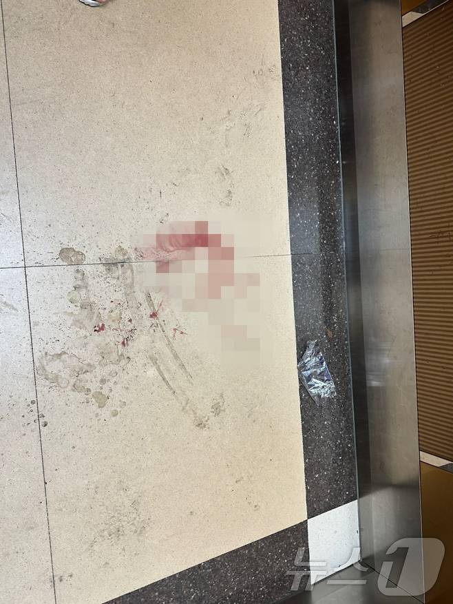21일 총기 사고가 발생한 인천시 송도국제도시 한 아파트 엘리베이터에 혈흔이 묻어있다. 2025.7.21/뉴스1 ⓒ News1 박소영 기자