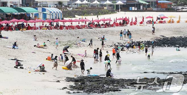 제주에 폭염특보가 발효 중인 20일 오후 제주시 애월읍 곽지해수욕장에서 피서객들이 물놀이로 더위를 쫓고 있다. 2025.7.20/뉴스1 ⓒ News1 오현지 기자