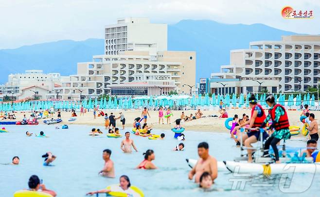 (평양 노동신문=뉴스1) = 북한 노동당 기관지 노동신문은 10일 "황홀경의 명사십리, 행복의 인파십리＂라며 원산갈마해안관광지구를 홍보했다. [국내에서만 사용가능. 재배포 금지. DB 금지. For Use Only in the Republic of Korea. Redistribution Prohibited] rodongphoto@news1.kr