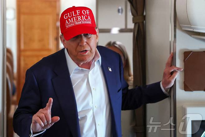 도널드 트럼프 미국 대통령이 1일(현지시간) 미국 플로리다주 오초피에 임시 이민자 수용소를 둘러본 후 메릴랜드주 앤드류스 합동 기지로 향하는 에어포스원 기내에서 기자들 질문에 답하고 있다. 2025.07.01 ⓒ 로이터=뉴스1 ⓒ News1 류정민 특파원