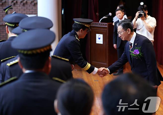 정성호 신임 법무부 장관이 21일 오전 경기 과천시 정부과천청사에서 열린 취임식에서 법무부 간부 및 직원들과 인사를 나누고 있다.  2025.7.21/뉴스1 ⓒ News1 오대일 기자