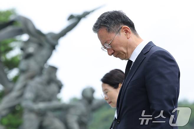 정성호 신임 법무부 장관이 21일 서울 동작구 국립서울현충원을 찾아 현충탑을 참배하고 있다. 2025.7.21/뉴스1 ⓒ News1 신웅수 기자