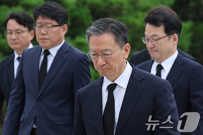 정성호 신임 법무부 장관이 21일 서울 동작구 국립서울현충원을 찾아 현충탑을 참배하고 있다. 2025.7.21/뉴스1 ⓒ News1 신웅수 기자