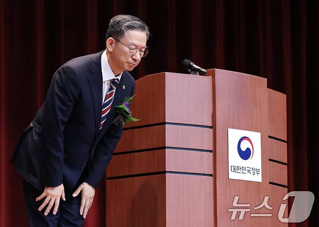 정성호 신임 법무부 장관이 21일 오전 경기 과천시 정부과천청사에서 열린 취임식에서 직원들에게 인사하고 있다. 정 장관은 이 자리에서 "강압수사와 공소권 남용 등 인권침해를 예방해야 한다＂며 ＂수사권과 기소권 분리 문제를 매듭지어 검찰 개혁을 둘러싼 소모적 논쟁을 끝내야 한다＂고 검찰개혁 의지를 강조했다. 2025.7.21/뉴스1 ⓒ News1 오대일 기자