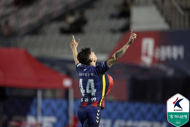 Suwon FC Willian is delighted after scoring in the match against Gwangju at the Suwon Stadium on the 18th. Provided | Korea Professional Football Federation