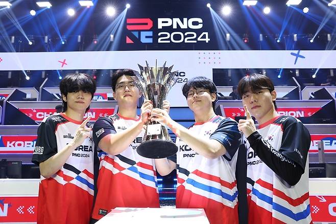 ‘PNC 2024’ 우승을 차지한 (왼쪽부터)‘이노닉스’ 나희주, ‘서울’ 조기열, ‘살루트’ 우제현, ‘헤븐’ 김태성이 우승 트로피를 들고 기념촬영을 하고 있다. 사진 | 크래프톤